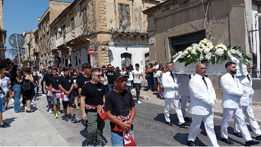 https://www.ragusanews.com/immagini_articoli/25-08-2024/1724595260-i-funerali-di-nicole-lorefice-silenzio-e-dolore-1-300.jpg