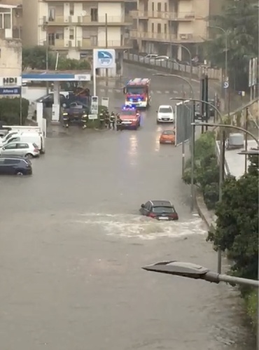 https://www.ragusanews.com/immagini_articoli/25-09-2022/prepariamoci-agli-allagamenti-in-via-archiemede-a-ragusa-video-500.jpg