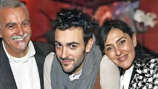 https://www.ragusanews.com/immagini_articoli/25-09-2024/1727267341-marco-mengoni-ai-funerali-della-mamma-affrontava-la-vita-col-sorriso-1-300.jpg