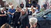 https://www.ragusanews.com/immagini_articoli/25-09-2024/marco-mengoni-ai-funerali-della-mamma-affrontava-la-vita-col-sorriso-100.jpg