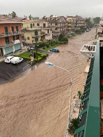 https://www.ragusanews.com/immagini_articoli/25-10-2021/1635153941-maltempo-trovato-il-cadavere-di-un-disperso-a-scordia-video-1-280.jpg