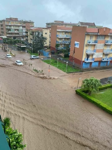 https://www.ragusanews.com/immagini_articoli/25-10-2021/1635153943-maltempo-trovato-il-cadavere-di-un-disperso-a-scordia-video-2-500.jpg