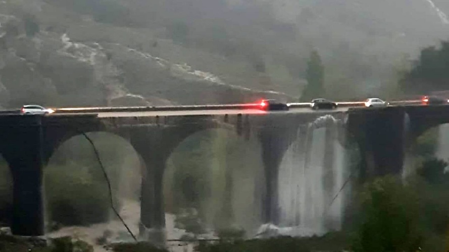 https://www.ragusanews.com/immagini_articoli/25-10-2021/maltempo-crollato-il-parapetto-del-ponte-san-giuliano-video-500.jpg