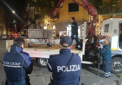 https://www.ragusanews.com/immagini_articoli/25-11-2024/arrusti-e-mancia-per-strada-sequestrato-braciare-in-via-plebiscito-e-la-seconda-volta-300.jpg