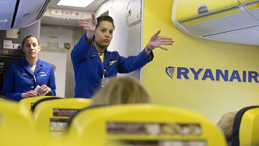 https://www.ragusanews.com/immagini_articoli/25-11-2024/ryanair-assume-150-hostess-e-steward-selezioni-a-palermo-300.jpg