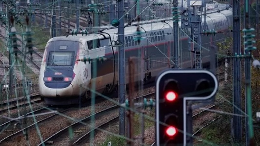 https://www.ragusanews.com/immagini_articoli/25-12-2024/macchinista-si-lancia-dal-treno-in-corsa-muore-300.jpg