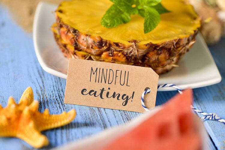 https://www.ragusanews.com/immagini_articoli/26-01-2021/mindful-eating-come-imparare-a-mangiare-consapevolmente-in-4-mosse-500.jpg