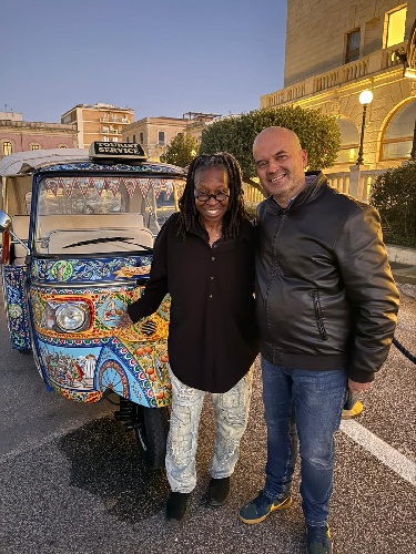 https://www.ragusanews.com/immagini_articoli/26-01-2025/whoopi-goldberg-in-vacanza-a-siracusa-e-caltagirone-500.jpg