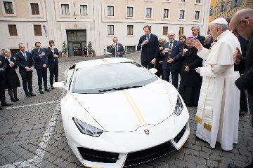 https://www.ragusanews.com/immagini_articoli/26-02-2019/1551199250-papa-francesco-destina-soldi-lamborghini-asilo-iraq-1-240.jpg