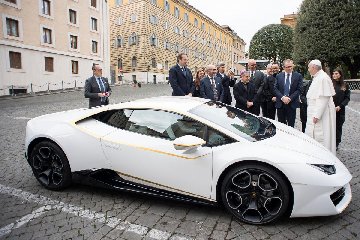 https://www.ragusanews.com/immagini_articoli/26-02-2019/1551199250-papa-francesco-destina-soldi-lamborghini-asilo-iraq-2-240.jpg