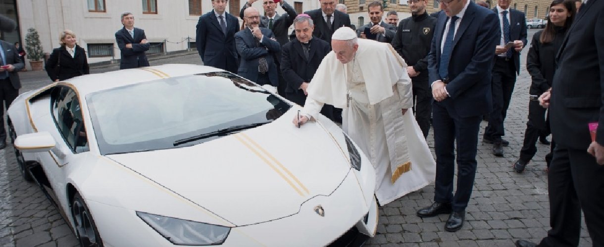 https://www.ragusanews.com/immagini_articoli/26-02-2019/papa-francesco-destina-soldi-lamborghini-asilo-iraq-500.jpg