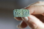 https://www.ragusanews.com/immagini_articoli/26-07-2024/archeologia-scoperto-un-anello-con-la-scritta-roma-dell-epoca-imperiale-100.jpg