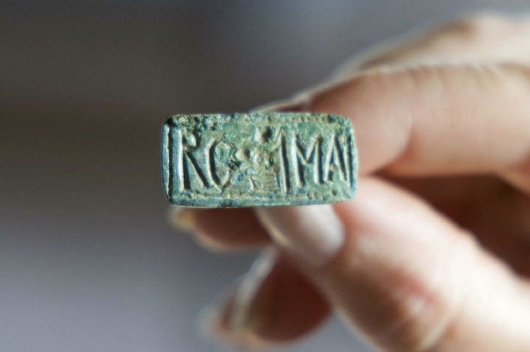 https://www.ragusanews.com/immagini_articoli/26-07-2024/archeologia-scoperto-un-anello-con-la-scritta-roma-dell-epoca-imperiale-500.jpg