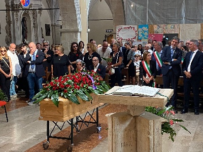 https://www.ragusanews.com/immagini_articoli/26-08-2024/1724667643-celebrati-i-funerali-di-ottaviano-del-turco-1-300.jpg