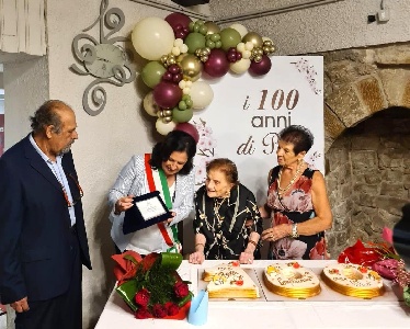 https://www.ragusanews.com/immagini_articoli/26-09-2024/la-signora-pina-ha-compiuto-100-anni-300.jpg