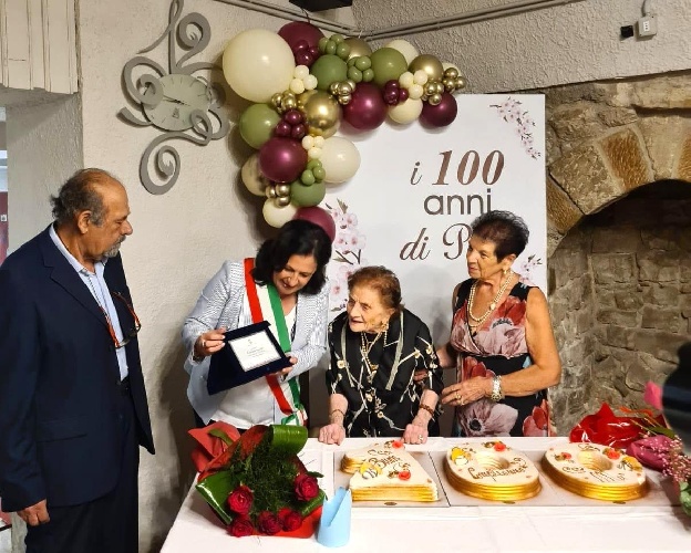 https://www.ragusanews.com/immagini_articoli/26-09-2024/la-signora-pina-ha-compiuto-100-anni-500.jpg