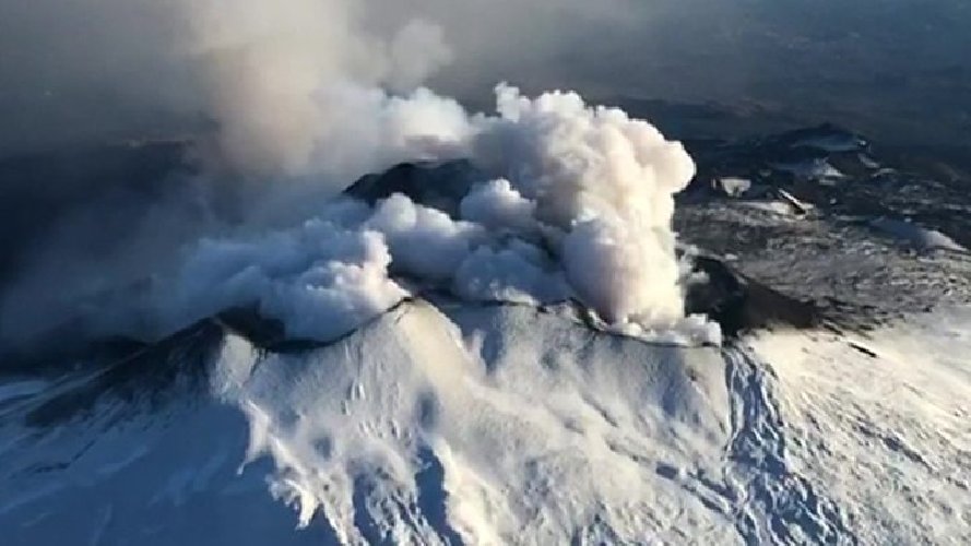 https://www.ragusanews.com/immagini_articoli/26-12-2018/etna-vulcanologi-siamo-tranquilli-500.jpg