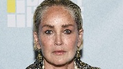 https://www.ragusanews.com/immagini_articoli/27-01-2024/sharon-stone-sono-su-tinder-col-mio-vero-nome-non-cerco-sesso-ma-amore-100.jpg