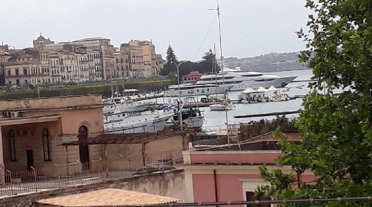 https://www.ragusanews.com/immagini_articoli/27-04-2024/1714324708-lo-yacht-oasis-della-famiglia-benentton-e-in-ortigia-a-siracusa-2-300.jpg