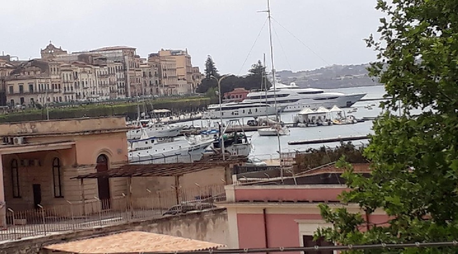 https://www.ragusanews.com/immagini_articoli/27-04-2024/1714324708-lo-yacht-oasis-della-famiglia-benentton-e-in-ortigia-a-siracusa-2-500.jpg