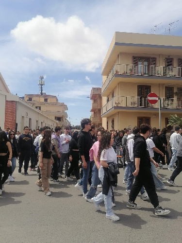 https://www.ragusanews.com/immagini_articoli/27-04-2024/flashmob-degli-studenti-dell-agrario-contro-i-ladri-di-trattori-500.jpg