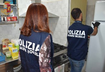 https://www.ragusanews.com/immagini_articoli/27-07-2019/1564213933-arresta-3-donne-maltrattavano-anziani-in-casa-di-riposo-a-ragusa-1-240.jpg