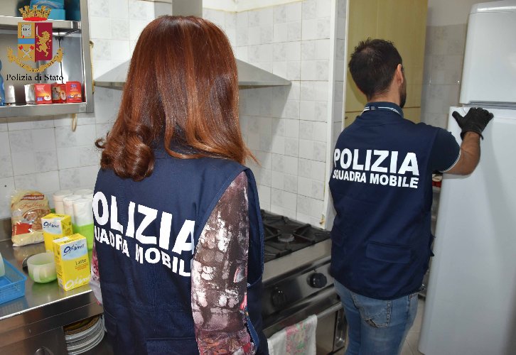 https://www.ragusanews.com/immagini_articoli/27-07-2019/1564213933-arresta-3-donne-maltrattavano-anziani-in-casa-di-riposo-a-ragusa-1-500.jpg