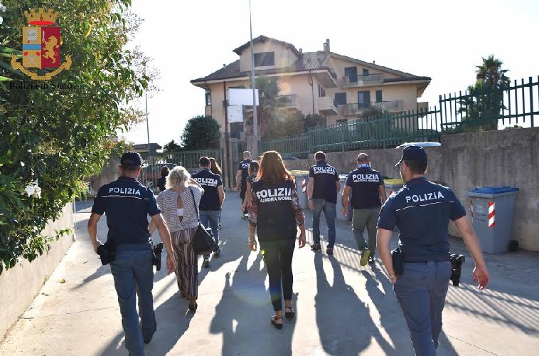 https://www.ragusanews.com/immagini_articoli/27-07-2019/arresta-3-donne-maltrattavano-anziani-in-casa-di-riposo-a-ragusa-500.jpg