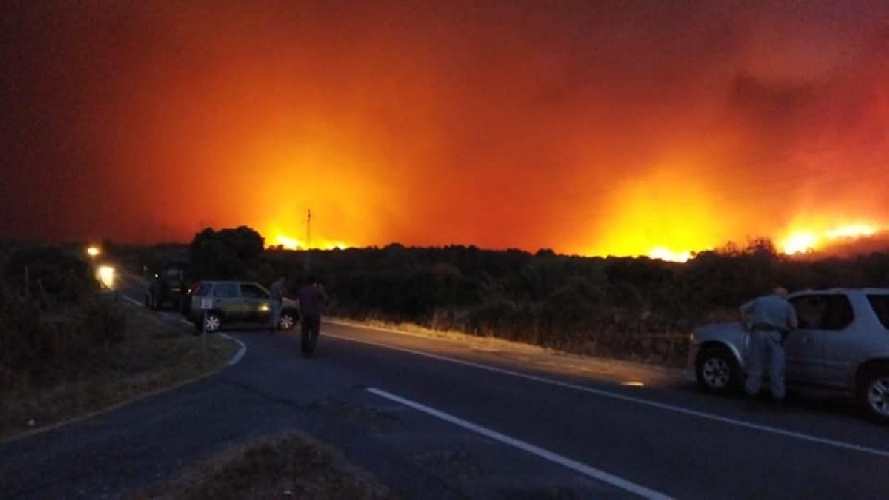 https://www.ragusanews.com/immagini_articoli/27-07-2021/1627397795-sicilia-in-aiuto-della-sardegna-devastata-dai-roghi-foto-video-4-500.jpg