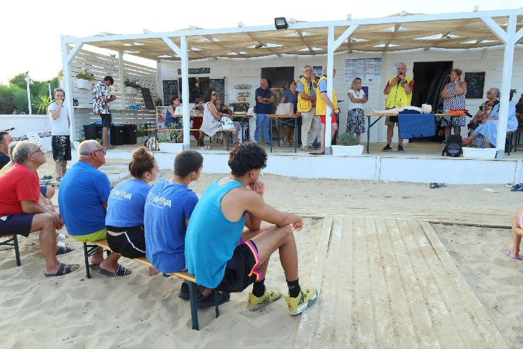 https://www.ragusanews.com/immagini_articoli/27-08-2024/la-spiaggia-di-maganuco-diventa-cardioprotetta-grazie-al-lions-club-modica-500.jpg