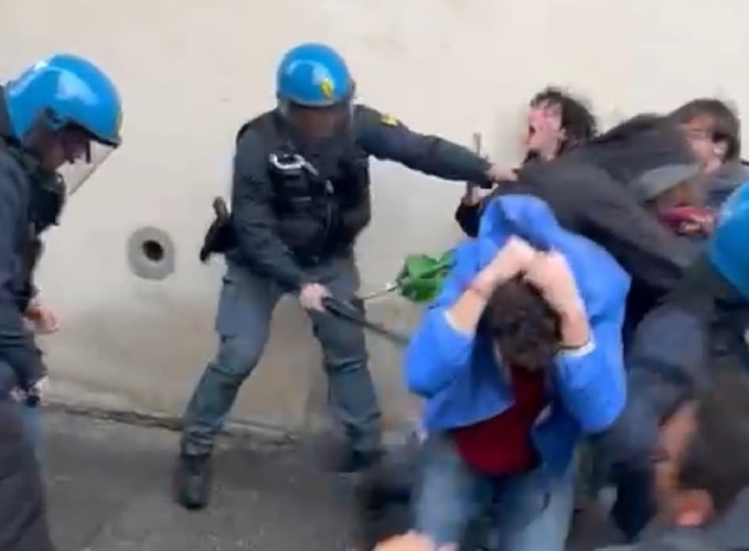 https://www.ragusanews.com/immagini_articoli/28-02-2024/manganellate-a-pisa-sostituita-la-dirigente-della-polizia-500.jpg