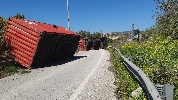 https://www.ragusanews.com/immagini_articoli/28-03-2024/tragedia-sfiorata-a-pozzallo-tir-perde-container-lanciandoli-per-strada-100.jpg