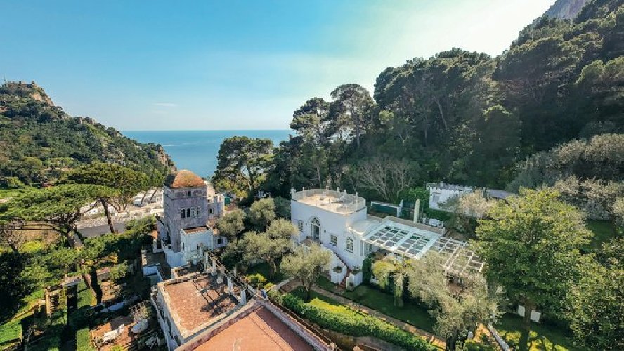 https://www.ragusanews.com/immagini_articoli/28-04-2021/in-vendita-la-villa-di-christian-de-sica-a-capri-foto-500.jpg