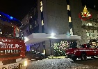 https://www.ragusanews.com/immagini_articoli/28-06-2024/termoculla-a-fuoco-reparto-evacuato-100.jpg