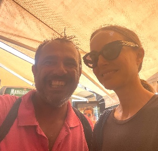 https://www.ragusanews.com/immagini_articoli/28-08-2024/un-bagno-con-natalie-portman-in-ortigia-300.jpg