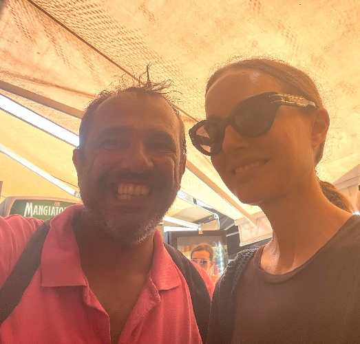 https://www.ragusanews.com/immagini_articoli/28-08-2024/un-bagno-con-natalie-portman-in-ortigia-500.jpg