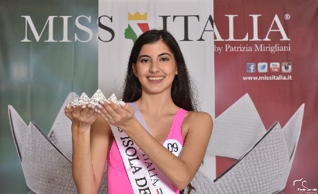 https://www.ragusanews.com/immagini_articoli/28-10-2021/1635404921-miss-italia-tre-nuove-reginette-siciliane-foto-2-280.jpg