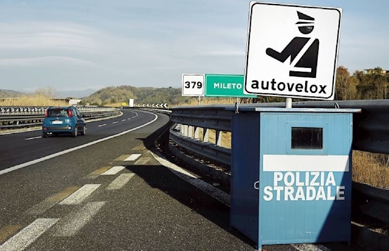 https://www.ragusanews.com/immagini_articoli/28-11-2023/autovelox-su-strade-e-autostrade-siciliane-fino-al-3-dicembre-ecco-dove-500.jpg