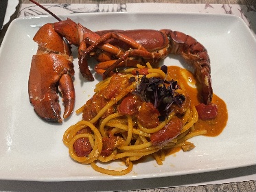 https://www.ragusanews.com/immagini_articoli/28-12-2021/1640701106-lo-chef-giuseppe-petrolo-all-osteria-tre-colli-di-scicli-foto-1-280.jpg