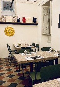 https://www.ragusanews.com/immagini_articoli/28-12-2021/1640701846-lo-chef-giuseppe-petrolo-all-osteria-tre-colli-di-scicli-foto-9-280.jpg