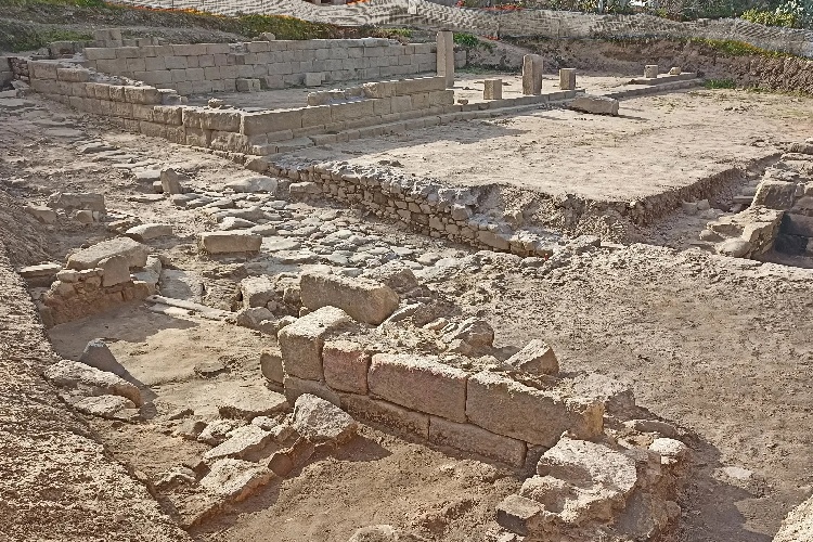 https://www.ragusanews.com/immagini_articoli/29-03-2024/archeologia-scoperti-imponenti-edifici-pubblici-dell-antica-abakainon-500.jpg