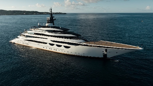https://www.ragusanews.com/immagini_articoli/29-06-2024/yacht-lo-ahpo-lungo-115-metri-e-arrivato-a-taormina-300.jpg