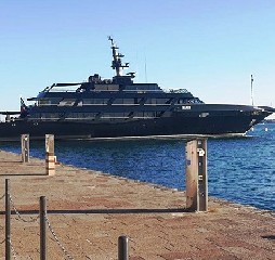 https://www.ragusanews.com/immagini_articoli/29-07-2020/giorgio-armani-e-arrivato-a-siracusa-a-bordo-del-main-240.jpg