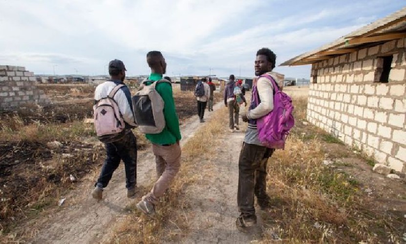 https://www.ragusanews.com/immagini_articoli/29-07-2020/migranti-50-scappano-da-centro-cifali-25-dal-bus-navetta-verso-pozzallo-500.jpg