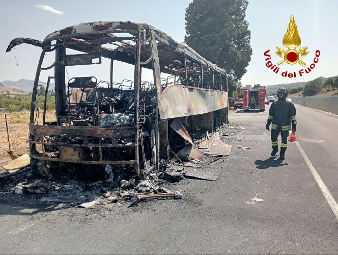 https://www.ragusanews.com/immagini_articoli/29-07-2024/bus-in-fiamme-salvi-i-19-passeggeri-500.jpg