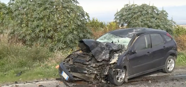 https://www.ragusanews.com/immagini_articoli/29-12-2023/1703861015-incidente-mortale-auto-contro-moto-muore-carmelo-25-anni-1-300.jpg