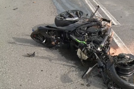 https://www.ragusanews.com/immagini_articoli/29-12-2023/1703861055-incidente-mortale-auto-contro-moto-muore-carmelo-25-anni-2-300.jpg