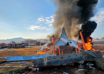 https://www.ragusanews.com/immagini_articoli/29-12-2024/corea-del-sud-un-aereo-con-181-persone-si-schianta-contro-un-muro-durante-l-atterraggio-video-300.jpg