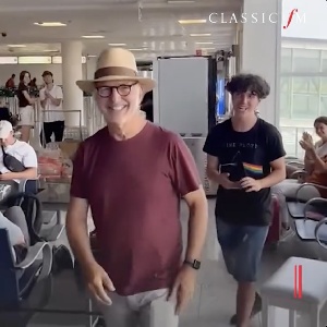 https://www.ragusanews.com/immagini_articoli/29-12-2024/ludovico-einaudi-incrocia-giovane-pianista-che-suona-all-aeroporto-di-catania-e-suona-con-lui-300.jpg