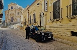 https://www.ragusanews.com/immagini_articoli/30-01-2024/i-ladri-di-via-del-mercato-a-ragusa-ibla-100.jpg